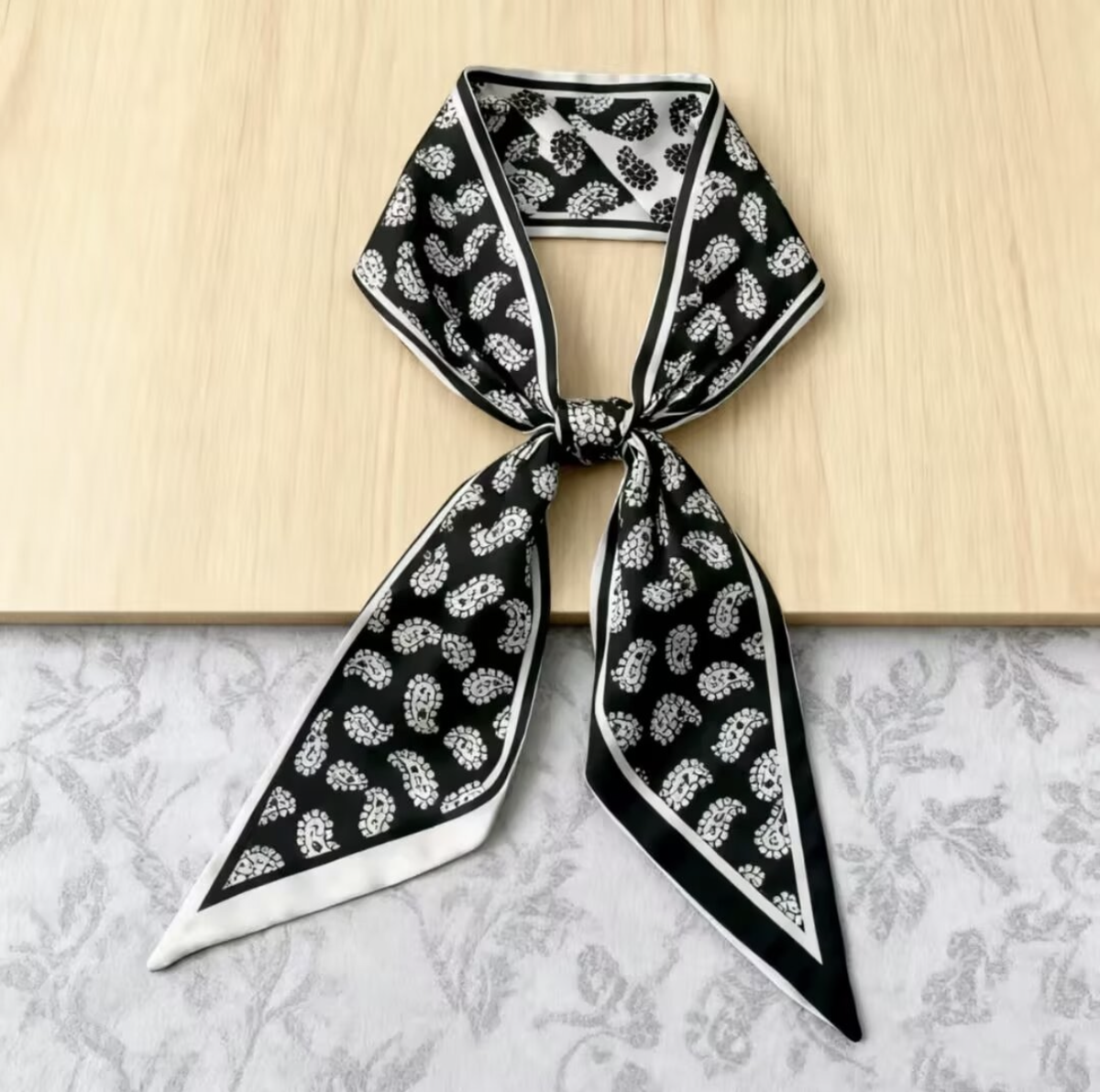 Bk/Wh Paisley Skinny scarf 5x57"